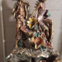 تعدادی مجسمه و دکوری