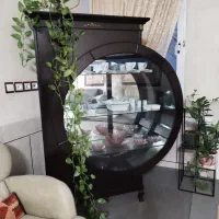 ویترین تمیز و سالم گرد