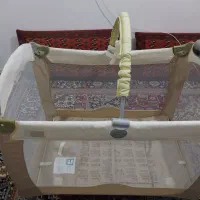 تخت نوزاد کنار مادر