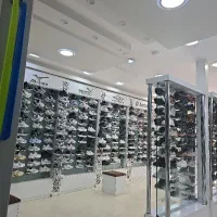 فروشنده و انبار دار کفش و کتونی