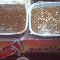 به یک فروشنده خانم در نمایشگاه سوغات نیازمندیم