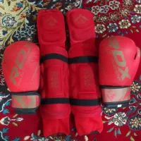 یک جفت دست کش بوکس و یک جفت پا بند بوکس