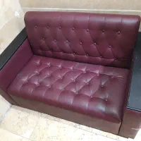 مبل دو نفره چرمی شیک و تمیز