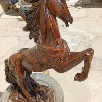 مجسمه اسب