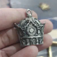 دوعدد گردن آویز برنجی فروشی