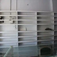 فروش دکور مغازه به همراه دو تا میز کشو دار شیشه ای