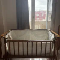 تخت و گهواره کنار مادر
