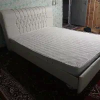 تخت خواب فنری  جنس چرم سفید