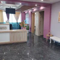 خانم جوان برای ادمینی کلینیک