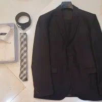 کت و شلوار با پیراهن و کراوات و کمربند