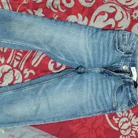 شلوار جین و کلاه بچگانه