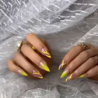 آموزش تخصصی کاشت ناخن ژل و پودر همراه با مژه