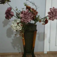 گلدان بامبو با گل ها