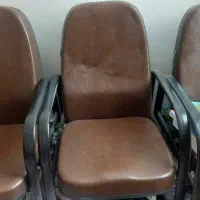 صندلی چرمی و میزشیشه ایی