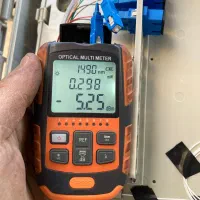 کارمند آشنا به فیبر نوری