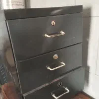 دو تا دراور ۳ طبقه دراوراداری و یه کمدفلزی جا لباس