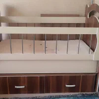 تخت نوزاد کنار مادر