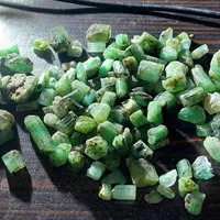 گوهر سنگ نتراشیده زمرد سبز کوچک جواهری