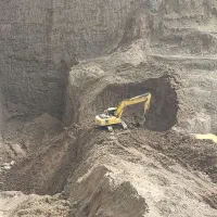 یک نفر نیروی کار در کارخانه سنگ شکن
