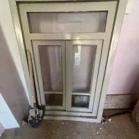 پنجره چوبی قدیمی سالم با شیشه