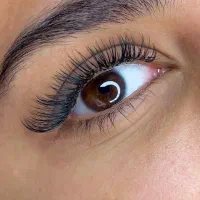 خدمات تخصصی اکستنشن و کاشت مژه