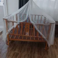 تخت کنار مادر