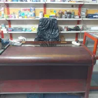 میز صندلی و دو عدد ویترین بزرگ در حد نو