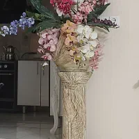 گلدان همراه با گل