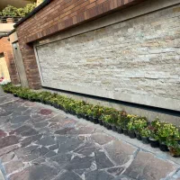 سرایدار مقیم با خانه سرایداری و لابی من