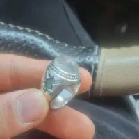 انگشتر نقره .دو طرف نگین زمرد و شرف و شمس