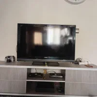 میز تلویزیون  بزرگ وشیری رنگ