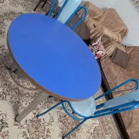 میز و دوتا صندلی