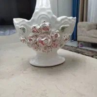 سبد سرامیکی دسته دار با گل‌های برجسته و زیبا ، نو