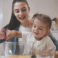 استخدام خانم جوان مجرد جهت نگهداری از کودک