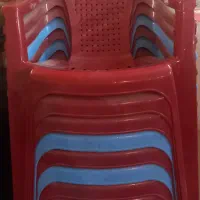 تعدادی صندلی پلاستیکی و میز برندپلاستیک ناصردرحد