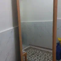 آینه قدی و نیمکت چوبی