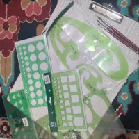 یک سری شابلون تخته و قلمو