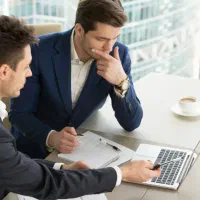 مدیر تبلیغاتی و سناریو نویس میشم