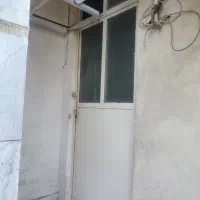 یک عدد درب آهنی سالم