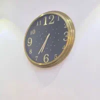 ساعت دیواری قاب طلایی