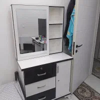 میز آرایش سفید و مشکی دارای سه کشوی جادار