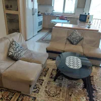 مبل پنچ نفره و میز جلو مبل خرچنگی