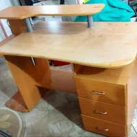 میز تحریر وکامپیوتر