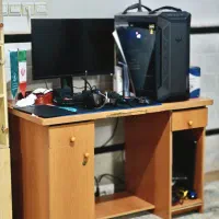 یک عدد میز کامپیوتر و یک میز تحریر