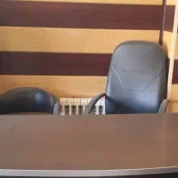 ۲ عدد میز  مدیریتی با صندلی ،۱ میز منشی ۲عدد تلفن