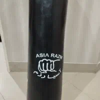 کیسه بوکس همراه با دستکش.