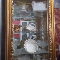 ویترین سلطنتی وساعت ایستاده