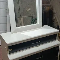 میز آرایش بهمراه آینه