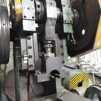 استخدام نیروی قالب بند در کارگاه پرسکاری