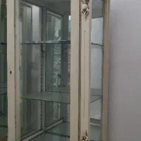 ویترین شیشه ای
